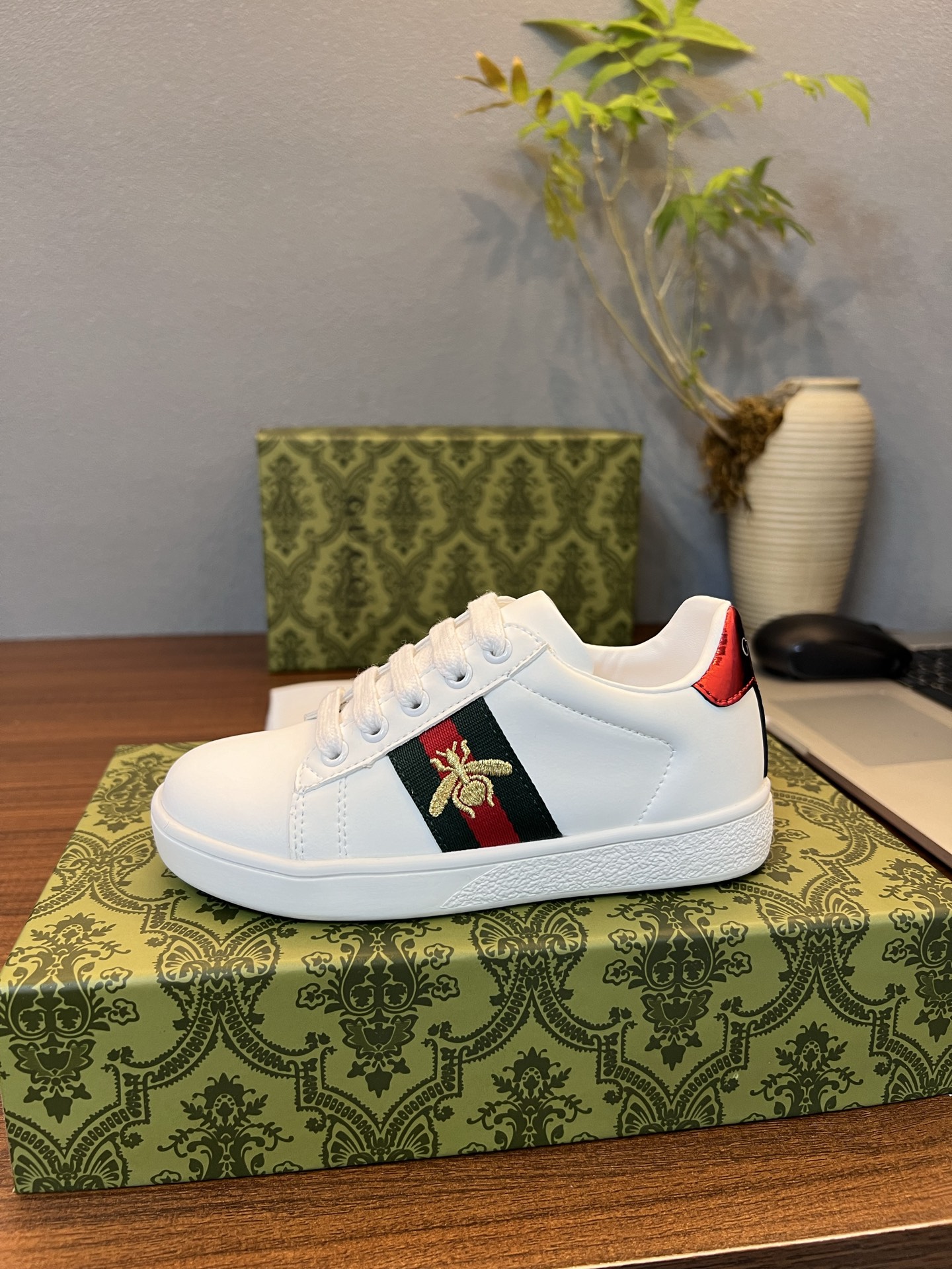 Children's shoes child